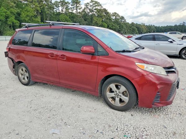 2018 TOYOTA SIENNA LE