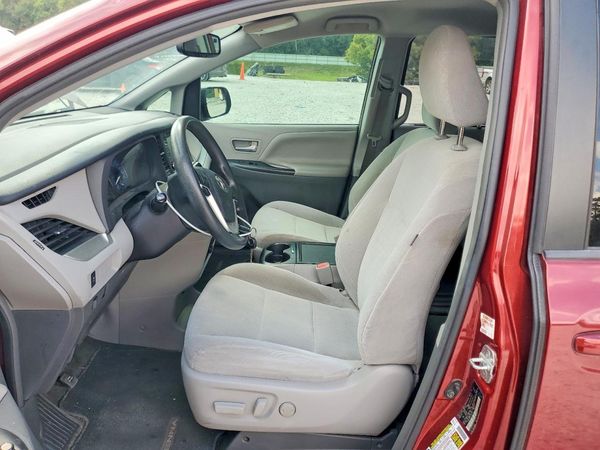 2018 TOYOTA SIENNA LE