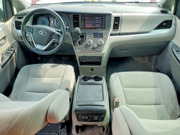 2018 TOYOTA SIENNA LE