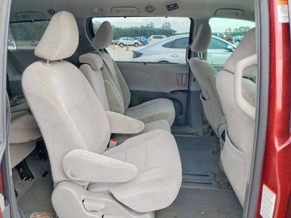 2018 TOYOTA SIENNA LE