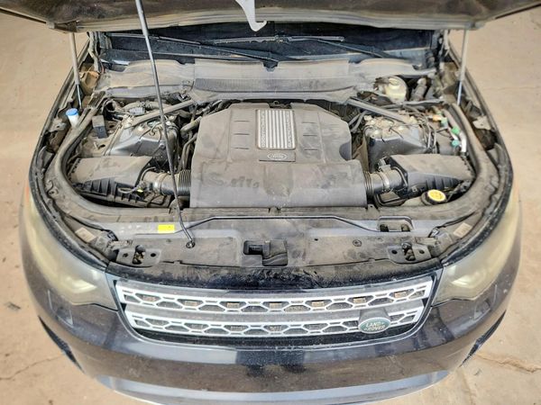 2017 LAND ROVER DISCOVERY HSE — Engine bay