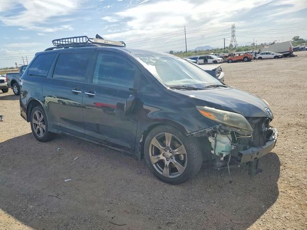 2017 TOYOTA SIENNA SE/SE Premium — Passenger 3/4