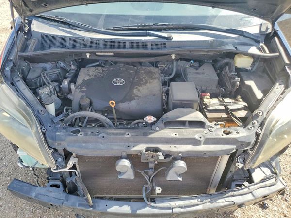 2017 TOYOTA SIENNA SE/SE Premium — Engine bay
