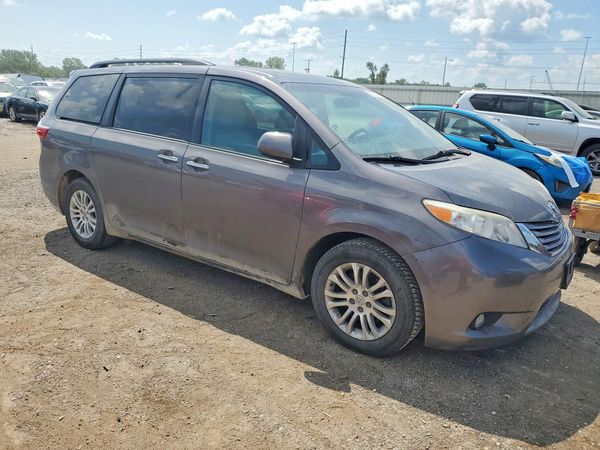 2017 TOYOTA SIENNA