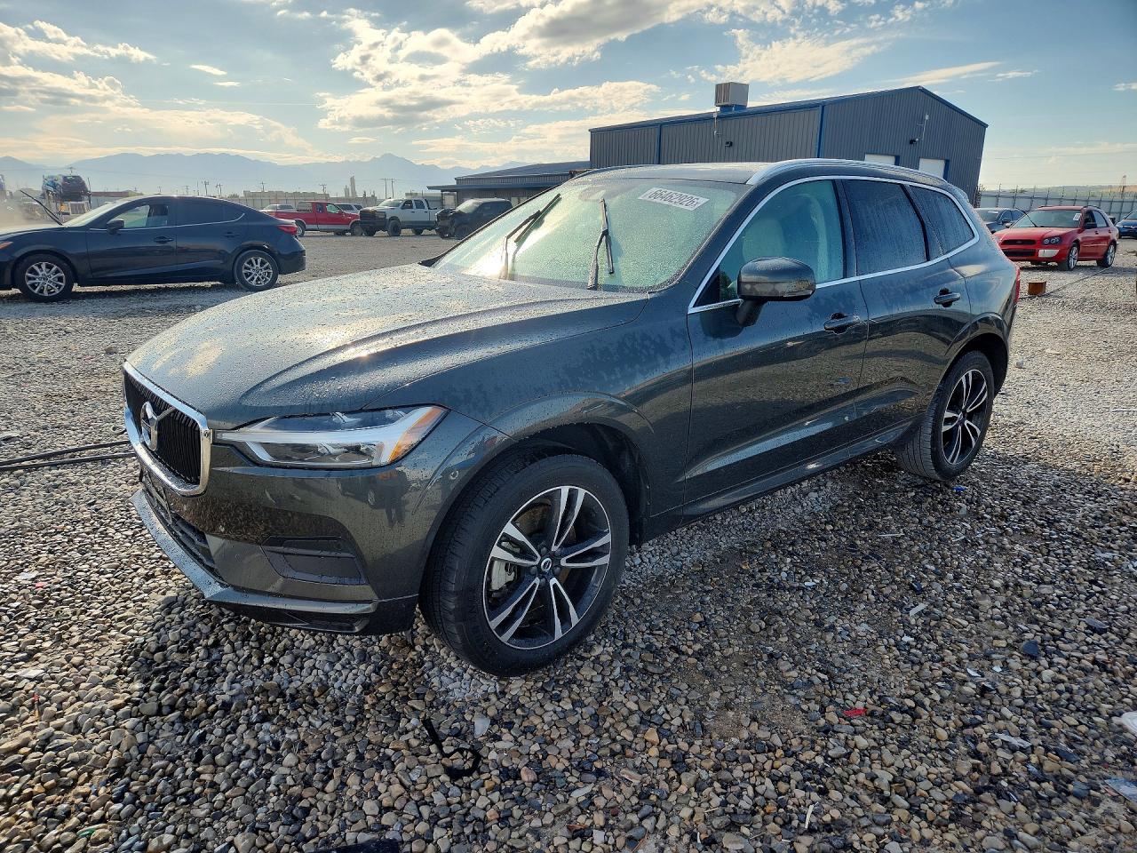2020 VOLVO XC60 Momentum — Front 3/4