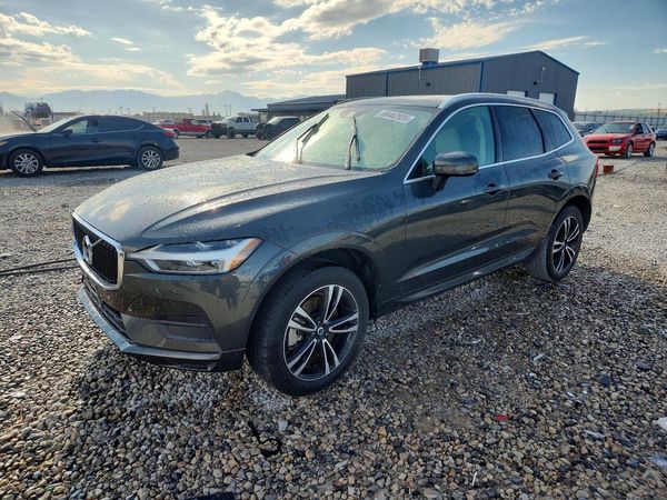 2020 VOLVO XC60 Momentum — Front 3/4
