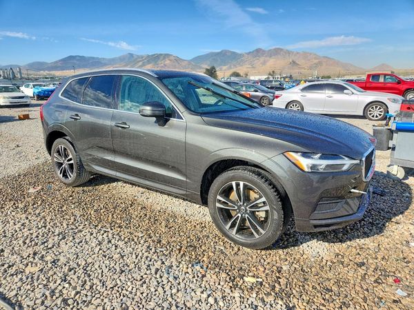 2020 VOLVO XC60 Momentum — Passenger 3/4