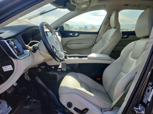 2020 VOLVO XC60 Momentum — DENT