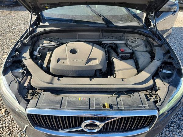 2020 VOLVO XC60 Momentum — Engine bay
