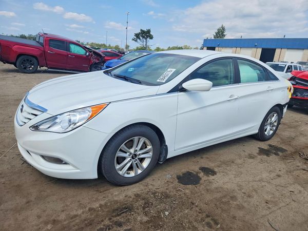 2013 HYUNDAI SONATA GLS/ GLS Popular — Front 3/4