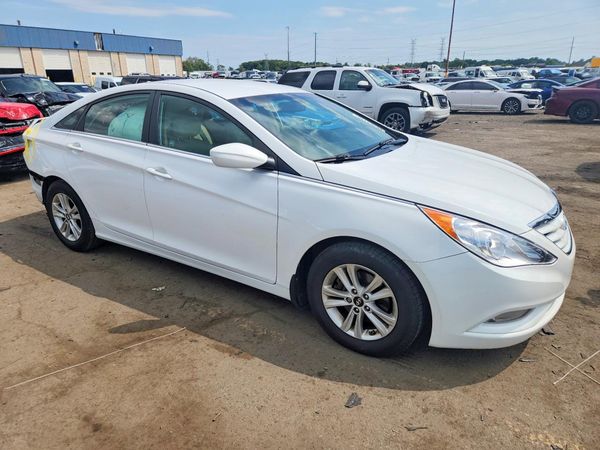 2013 HYUNDAI SONATA GLS/ GLS Popular — Passenger 3/4