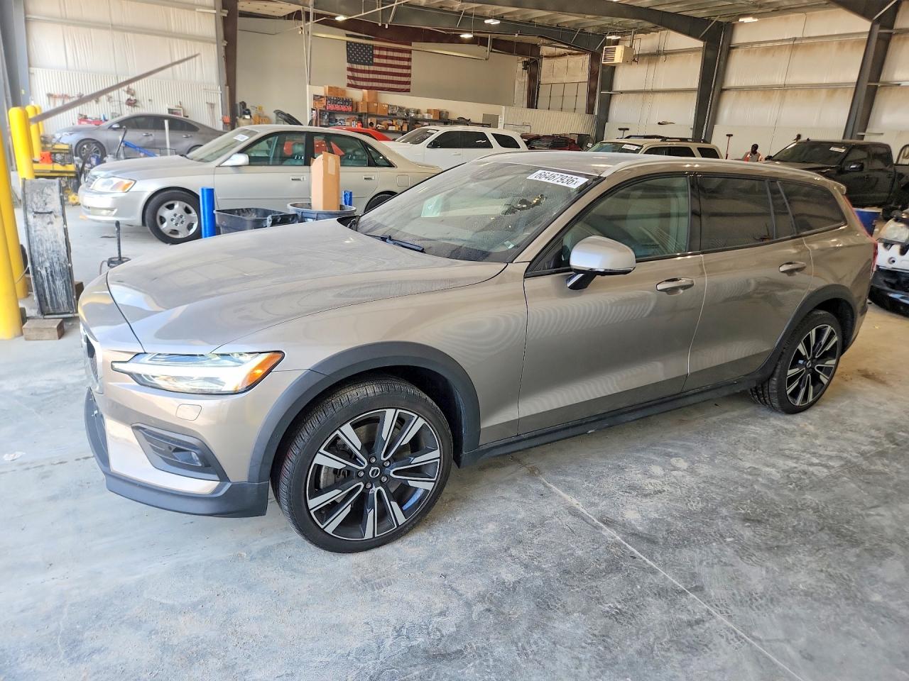 2020 VOLVO V60 CROSS COUNTRY Momentum