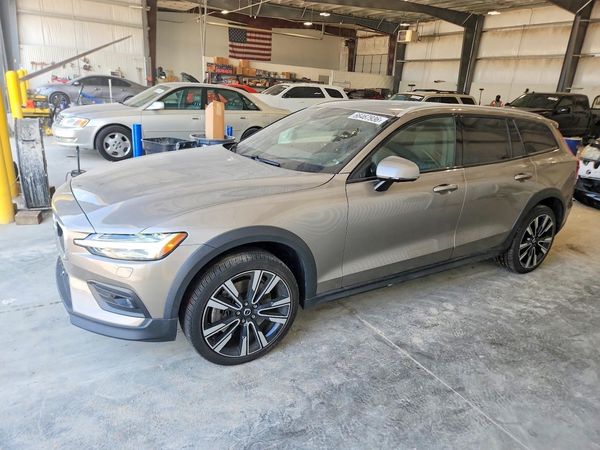 2020 VOLVO V60 CROSS COUNTRY Momentum