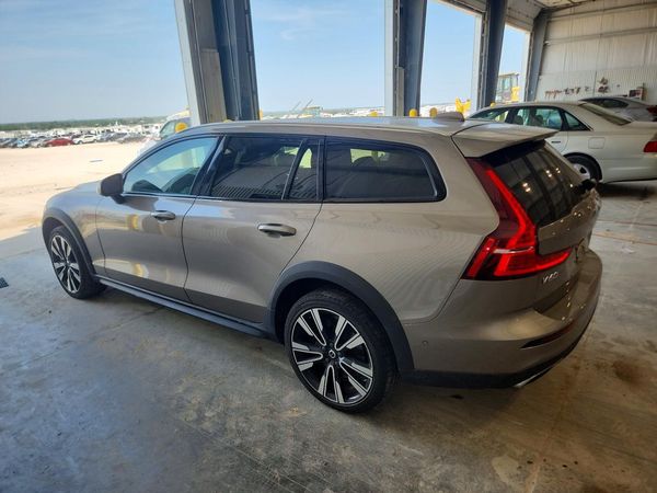 2020 VOLVO V60 CROSS COUNTRY Momentum