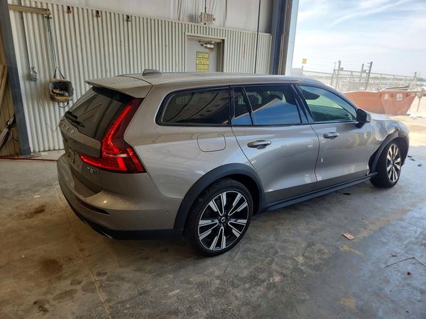 2020 VOLVO V60 CROSS COUNTRY Momentum
