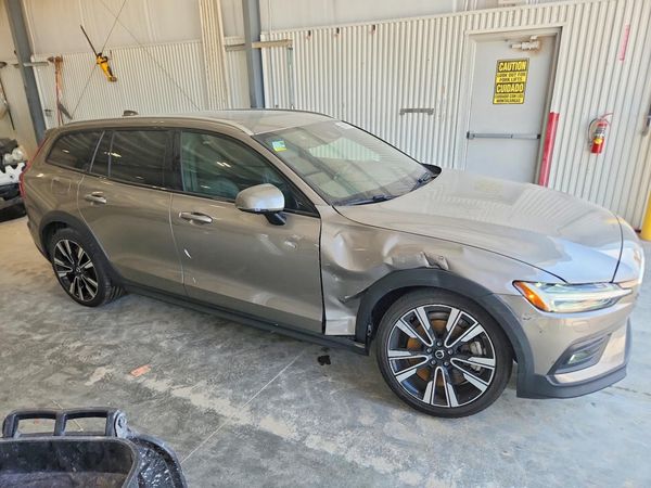 2020 VOLVO V60 CROSS COUNTRY Momentum