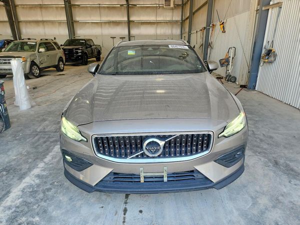 2020 VOLVO V60 CROSS COUNTRY Momentum