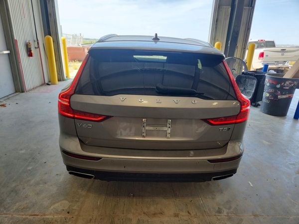 2020 VOLVO V60 CROSS COUNTRY Momentum