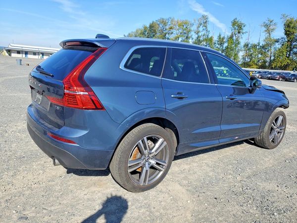2021 VOLVO XC60 Momentum