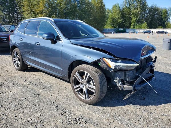 2021 VOLVO XC60 Momentum