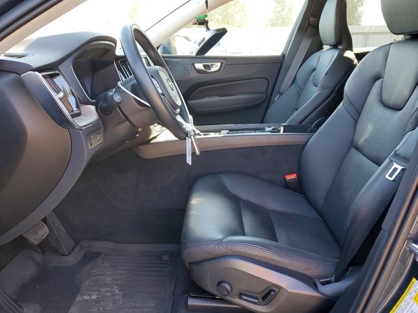2021 VOLVO XC60 Momentum