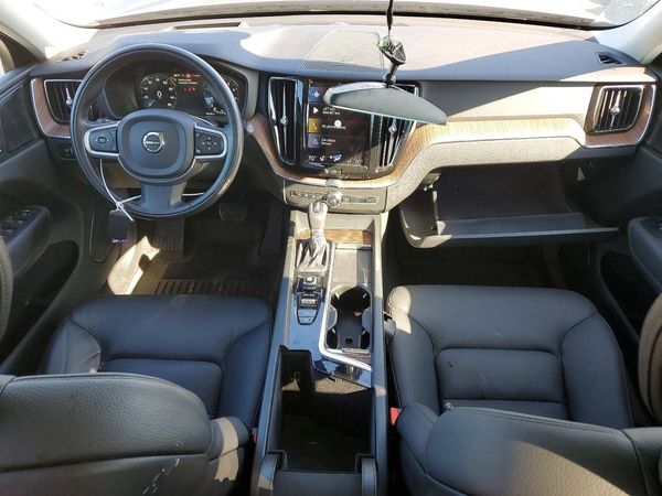 2021 VOLVO XC60 Momentum