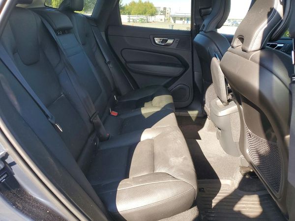2021 VOLVO XC60 Momentum