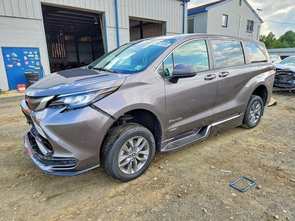 2021 TOYOTA SIENNA LE