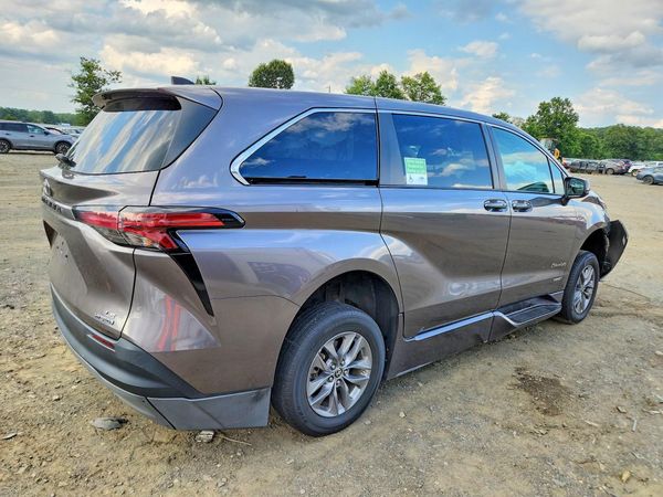 2021 TOYOTA SIENNA LE