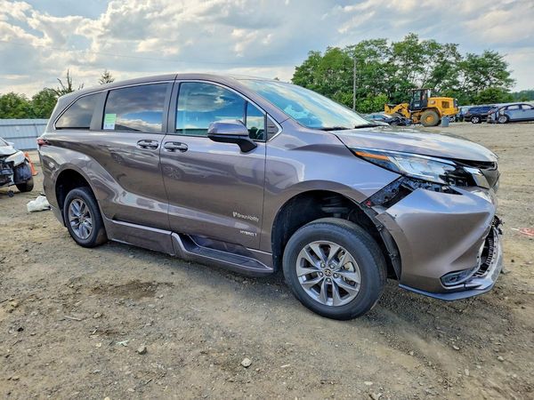 2021 TOYOTA SIENNA LE