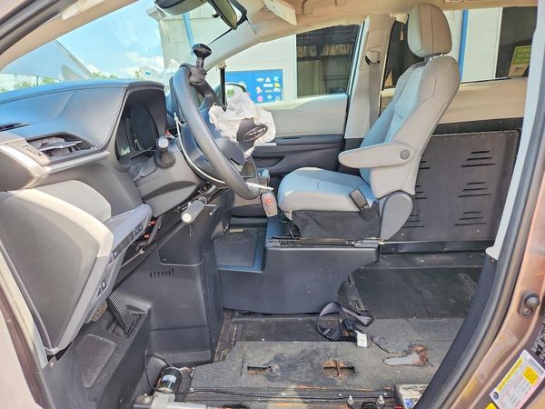 2021 TOYOTA SIENNA LE