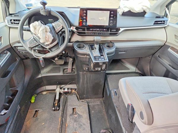 2021 TOYOTA SIENNA LE
