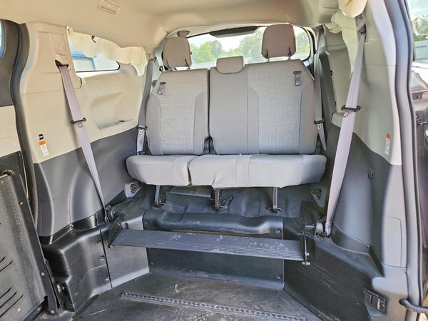 2021 TOYOTA SIENNA LE