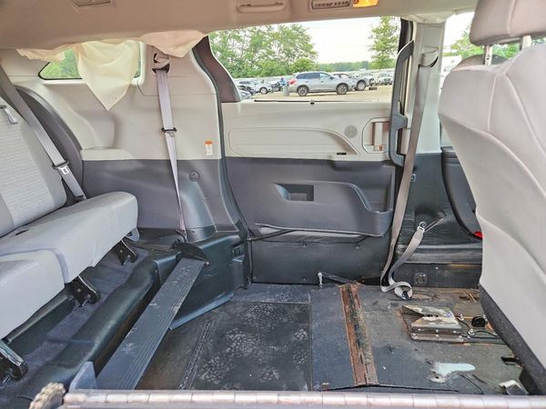 2021 TOYOTA SIENNA LE