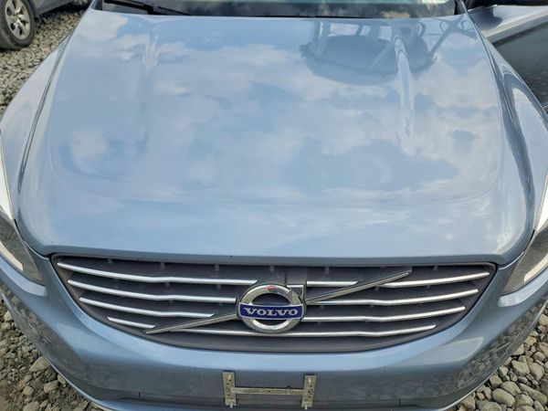 2017 VOLVO XC60 Inscription — Engine bay