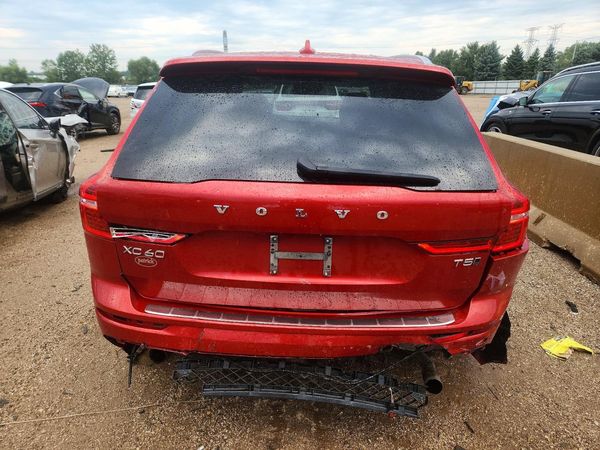 2021 VOLVO XC60 Momentum