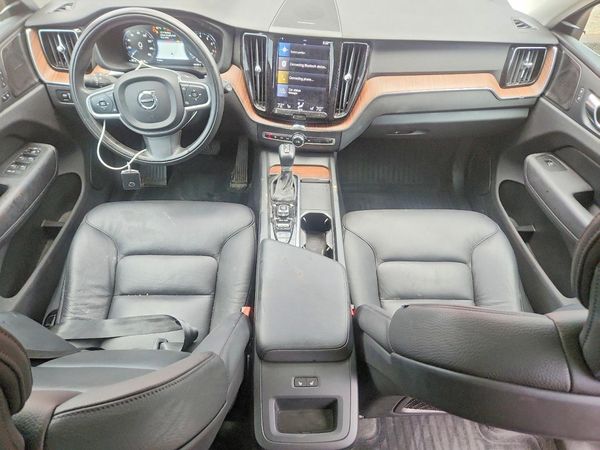 2021 VOLVO XC60 Momentum
