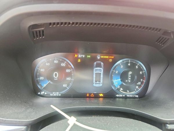 2021 VOLVO XC60 Momentum