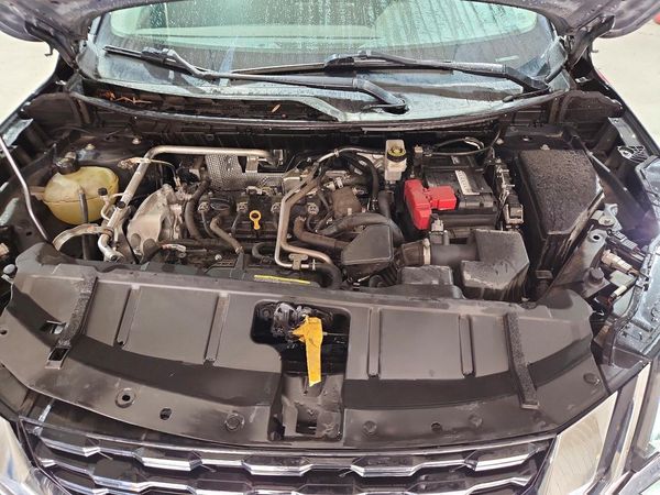 2021 NISSAN ROGUE S — Engine bay