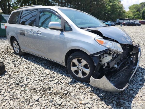 2017 TOYOTA SIENNA