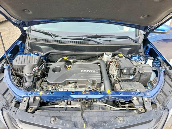 2021 CHEVROLET EQUINOX LT (1LT) — Engine bay