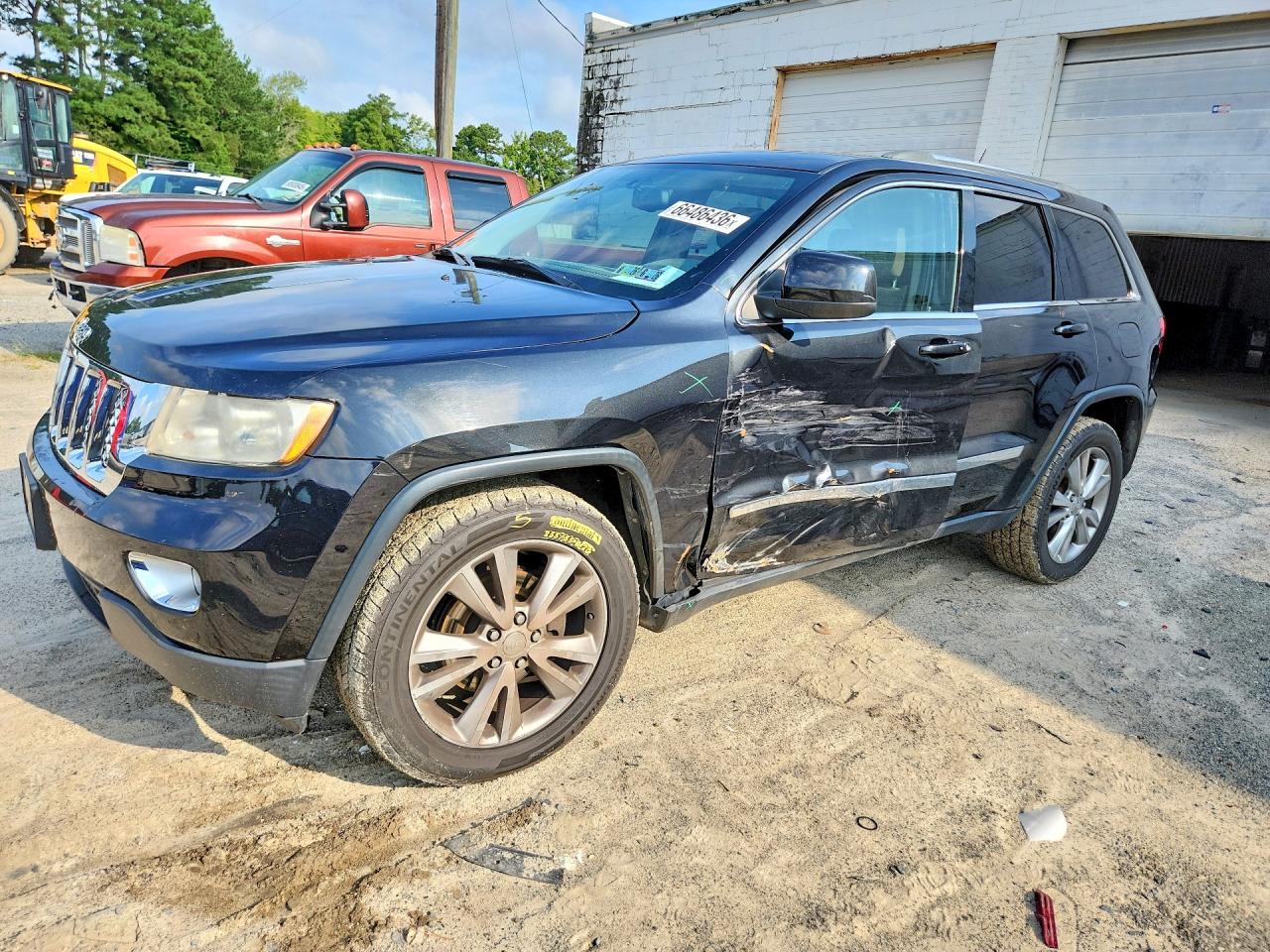 2013 JEEP CHEROKEE Laredo — Front 3/4