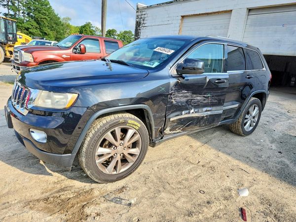 2013 JEEP CHEROKEE Laredo — Front 3/4