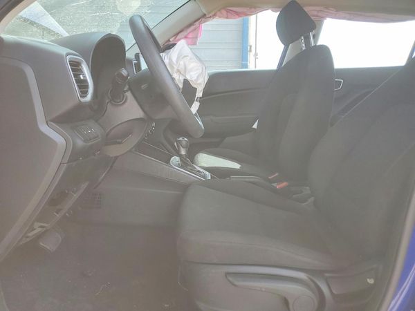 2022 HYUNDAI VENUE SE — DENT