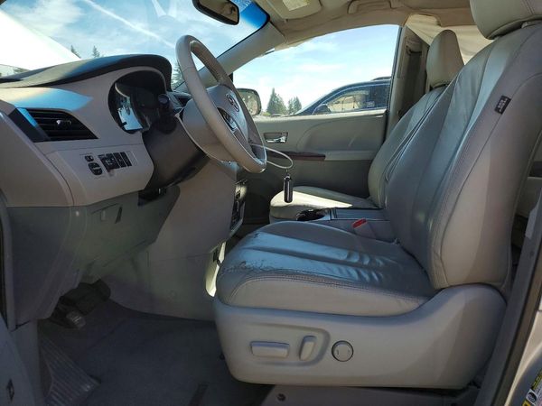 2014 TOYOTA SIENNA
