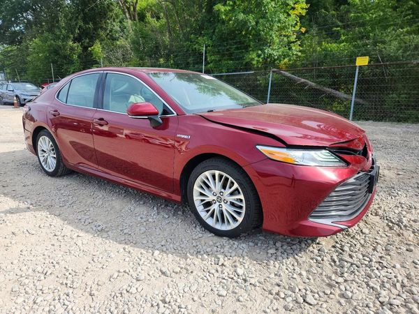 2020 TOYOTA CAMRY XLE