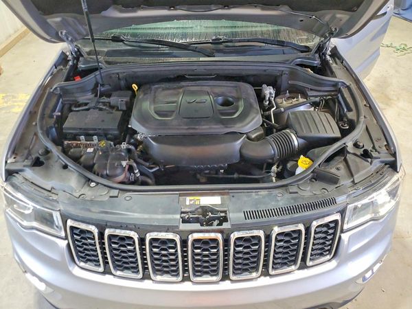 2020 JEEP GRAND CHEROKEE Laredo — Engine bay