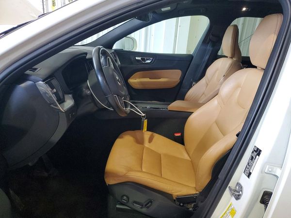 2020 VOLVO XC60 Momentum