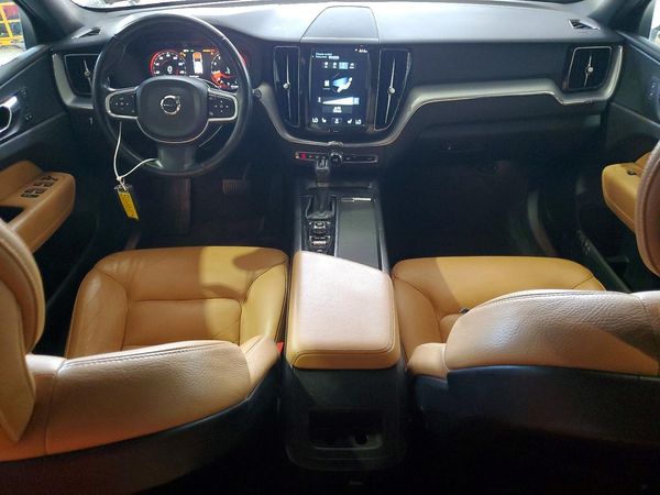 2020 VOLVO XC60 Momentum