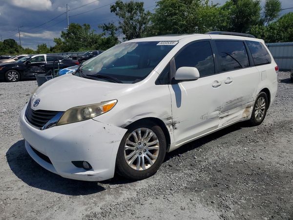 2014 TOYOTA SIENNA
